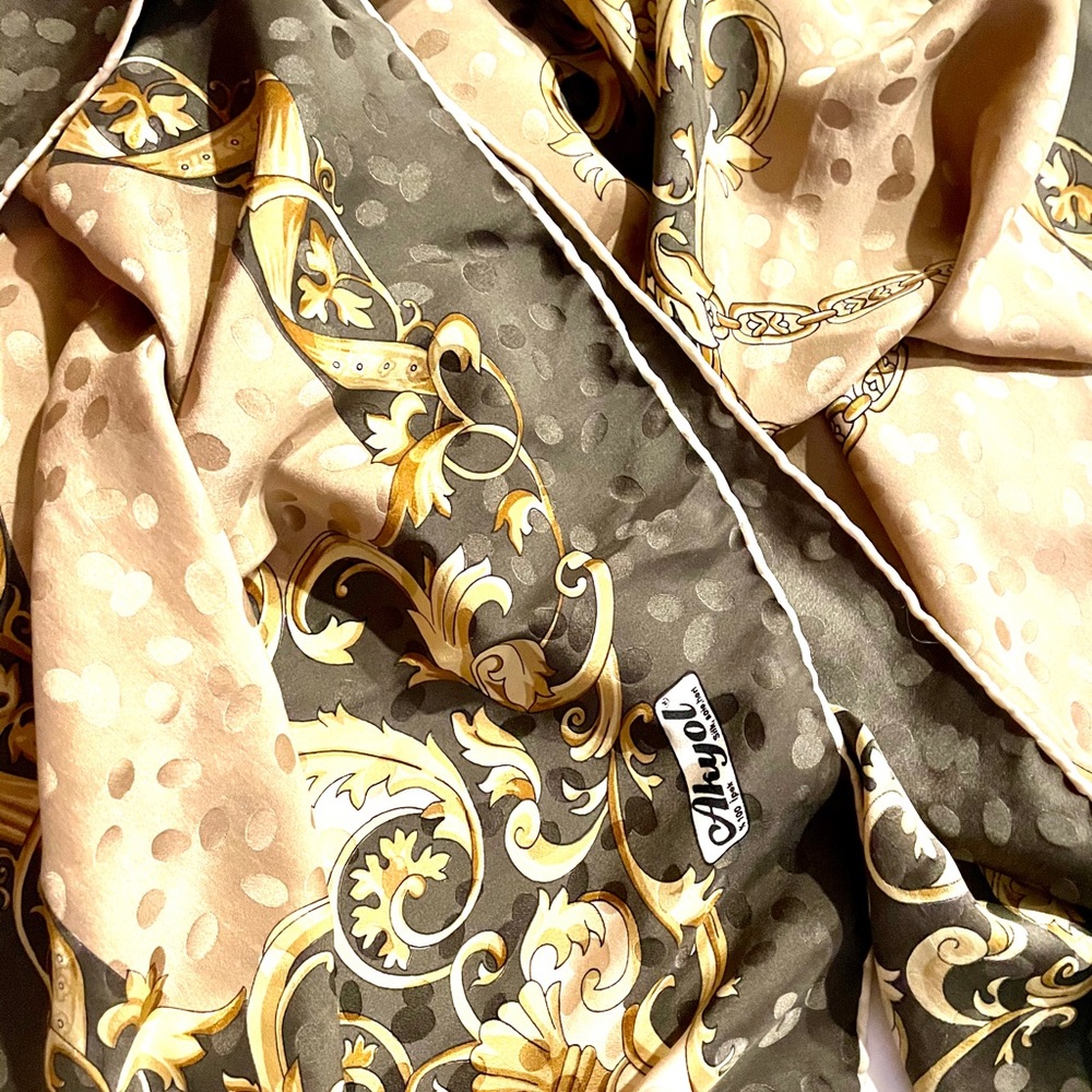 Silk scarf with beautiful design chains gold olive - Picture 3 of 7